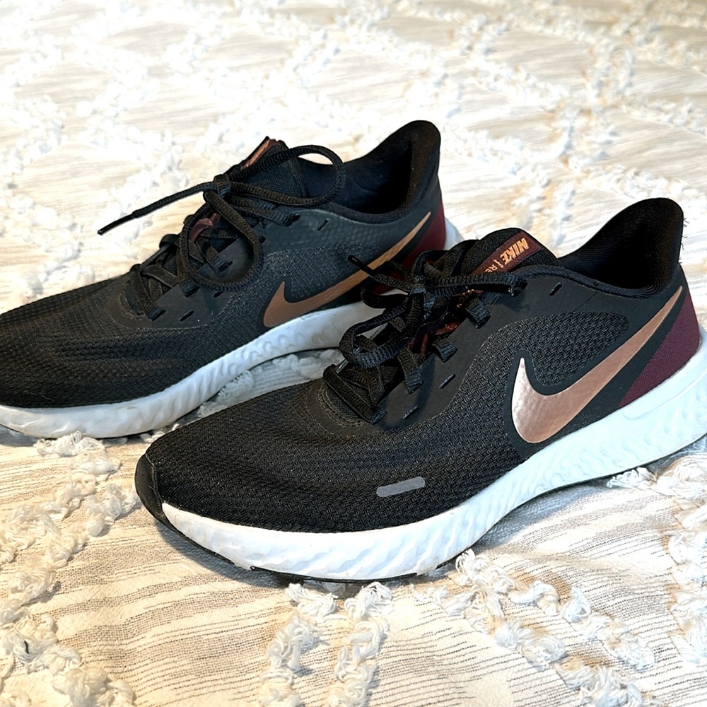 NIKE RUNNING SHOES (7.5)